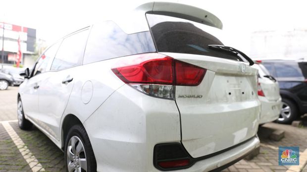 Penjualan mobil Honda Mobilio kian menyusut pada salah satu showroom Honda di Kawasan Kota Bekasi pada (18/3). (CNBC Indonesia/Tias Budiarto)