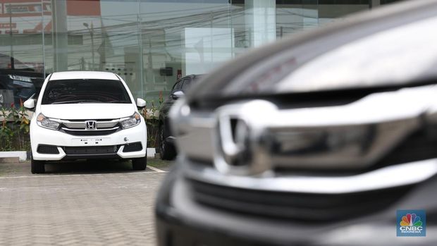 Penjualan mobil Honda Mobilio kian menyusut pada salah satu showroom Honda di Kawasan Kota Bekasi pada (18/3). (CNBC Indonesia/Tias Budiarto)