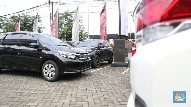 Penjualan mobil Honda Mobilio kian menyusut pada salah satu showroom Honda dalam Kawasan Perkotaan Bekasi pada (18/3). (CNBC Indonesia/Tias Budiarto)