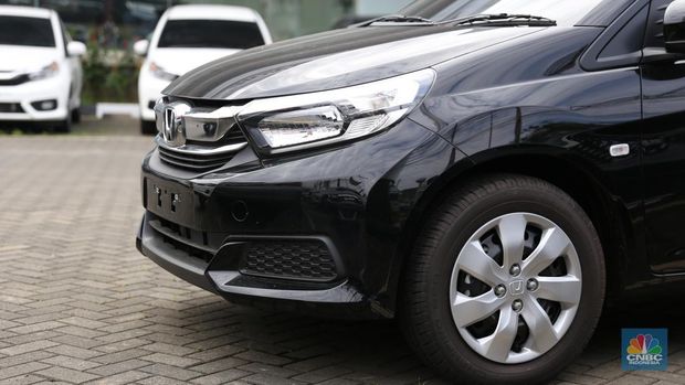 Penjualan mobil Honda Mobilio kian menyusut pada salah satu showroom Honda di Kawasan Kota Bekasi pada (18/3). (CNBC Indonesia/Tias Budiarto)