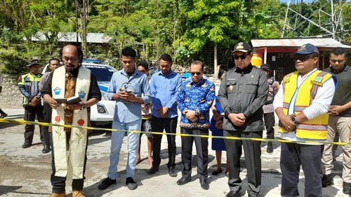 Jalur alternatif sepanjang 580 meter di lokasi longsor Takari, Kabupaten Kupang, NTT diresmikan Wagub Josef Nae Soi bersama Romo Bento Ninu dan BPJN NTT.