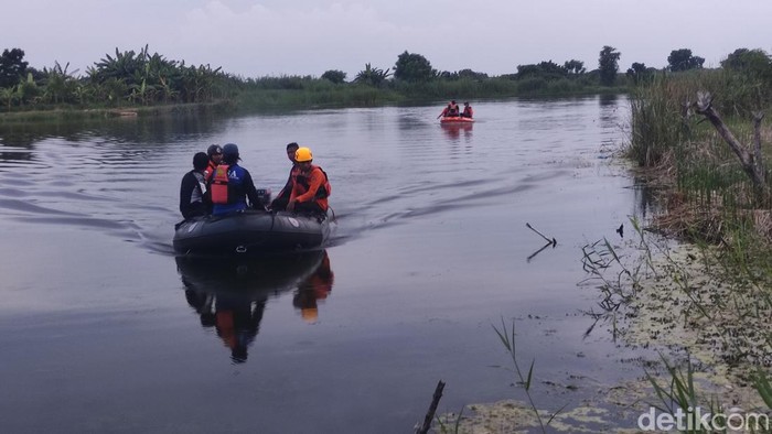 Petugas mencari pemancing yang hilang tenggelam di Jabon Sidoarjo