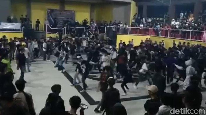 Polisi bubarkan konser musik underground di Bone lantaran dianggap mengganggu kamtibmas.