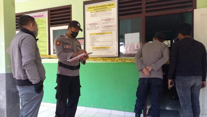 Polisi melakukan olah TKP ruang guru SDN Karangnongko III yang kemalingan, Sabtu (18/3/2023)