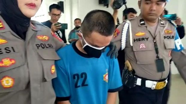 Polisi menangkap pria inisial DA, pelaku mutilasi pria inisial R yang jasadnya dibuang di Tenjo, Bogor.