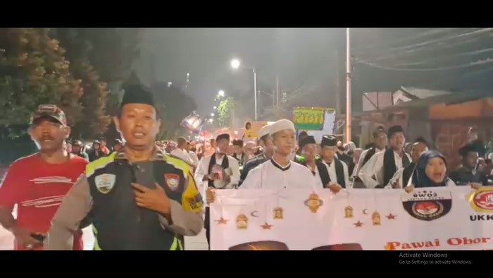 Polisi mengawal pawai obor di Jakarta Selatan