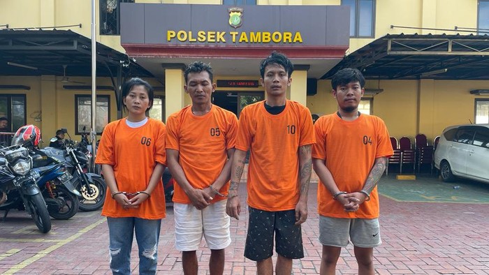Polisi menggerebek indekos yang jadi penampungan PSK Gang Royal di Tambora, Jakarta Barat. Mami dan 3 bodyguard ditangkap.