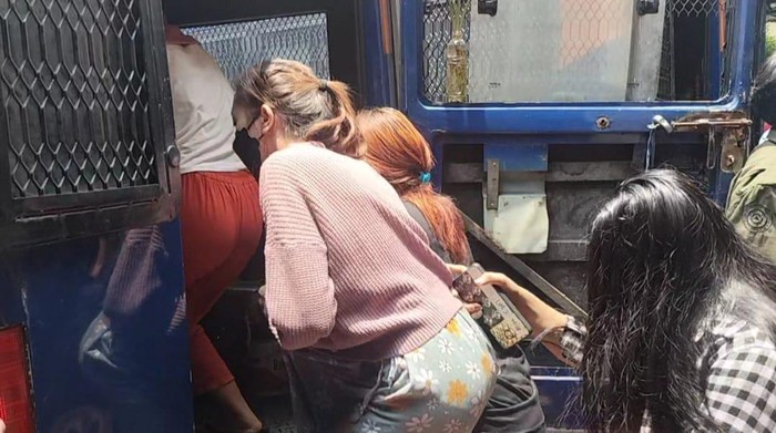 Polisi menggerebek indekos yang jadi penampungan PSK Gang Royal di Tambora, Jakarta Barat. Mami dan 3 bodyguard ditangkap.