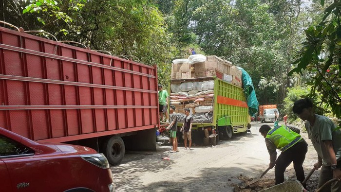 Polisi mengurai kemacetan di Jalan Poros Maros-Bone selama 14 jam.