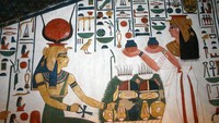 Saking indahnya, makam Nefertari yang berkode QV66 ini dijuluki Kapel Sistina dari Mesir. Kapel Sistina di Vatikan terkenal karena dipenuhi lukisan dinding karya Michaelangelo. Pun makam Nefertari, gaya lukis dindingnya sangat indah di era Mesir kuno, bahkan masih bisa dirasakan indah saat dilihat di masa kini. (Universal History Archive/Getty Images)