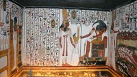 Ratu Nefertari diduga kuat berpendidikan, bisa menulis dan memiliki literasi dan pengetahuan yang bagus. Salah satu buktinya, Nefertari digambarkan bersama Thoth, Dewa Mesir Kuno untuk ilmu pengetahuan, matematika dan teks-teks suci. (Universal History Archive/Getty Images)