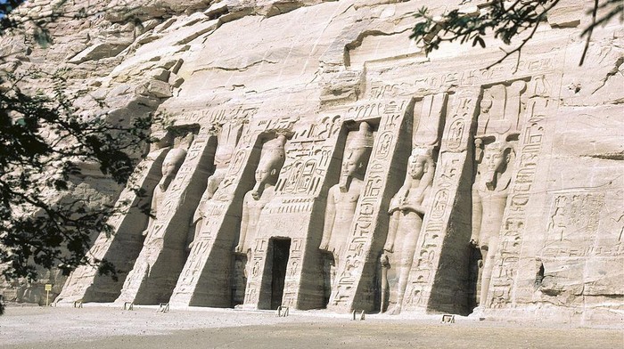 Potret Keindahan Makam Ratu Mesir Kuno Nefertari, Istri Firaun Agung Ramses II Temple of Nefertari and Hathor at Abu Simbel, Egypt. (Photo by Independent Picture Service/Universal Images Group via Getty Images)