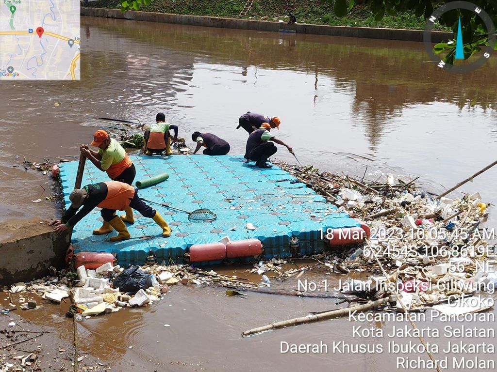 Potret sampah menumpuk di sungai Kalibata Jaksel