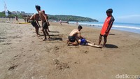 Ia mengatakan nantinya korban dibawa dulu ke pinggir pantai untuk diselamatkan terlebih dahulu ke tempat paling aman.