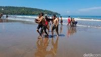 Mereka langsung praktek penyelamatan korban kecelakaan di pantai barat Pangandaran pada Sabtu (18/3) siang di bawah terik panasnya matahari.