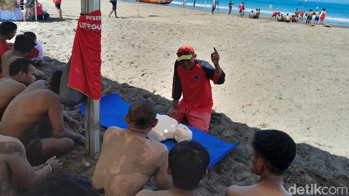 Proses simulasi life guard atau penjaga pantai di Pangandaran