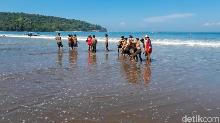 Proses simulasi life guard atau penjaga pantai di Pangandaran