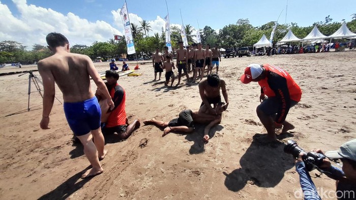 Proses simulasi life guard atau penjaga pantai di Pangandaran