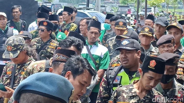 Ratusan banser dari Tulungagung geruduk Polres Trenggalek