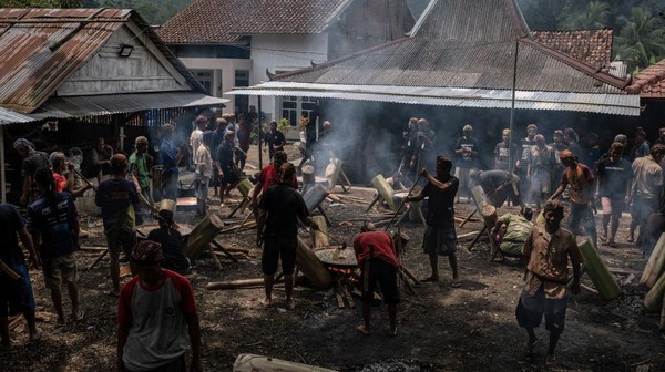 Kebersamaan dalam kekerabatan masyarakat adat Bonokeling terus membudaya hingga sekarang.