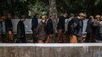 Prosesi dalam tradisi unggah unggahan ini berlangsung selama tiga hari dan melibatkan ribuan anak putu atau anak cucu Bonokeling.
