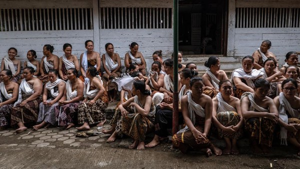 Dalam tradisi tersebut, para penganut Kejawen wajib mengenakan pakaian adat Jawa, seperti kaum wanita hanya memakai kemben (kain jarit) dengan selendang berwarna putih, sedangkan kaum pria harus memakai kain jarit serta mengenakan iket (ikat kepala). Dalam tradisi tersebut, para penganut Kejawen wajib mengenakan pakaian adat Jawa, seperti kaum wanita hanya memakai kemben (kain jarit) dengan selendang berwarna putih, sedangkan kaum pria harus memakai kain jarit serta mengenakan iket (ikat kepala).