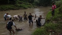 Masyarakat adat Bonokeling memiliki beragam tradisi yang tak lekang oleh zaman, salah satunya unggah unggahan.