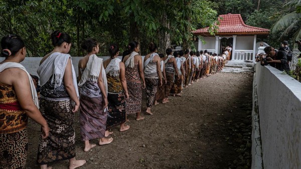 Ribuan pengikut pribumi melakukan perjalanan ke kompleks pemakaman Bonokeling, yang mereka lalui tanpa alas kaki sejauh 40 km (25 mil) untuk mengekspresikan kesopanan. Ribuan pengikut pribumi melakukan perjalanan ke kompleks pemakaman Bonokeling, yang mereka lalui tanpa alas kaki sejauh 40 km (25 mil) untuk mengekspresikan kesopanan.