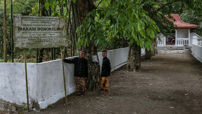 BANYUMAS, INDONESIA - MARCH 17: Members of Bonokeling indigenous communities gather before enter at Bonokeling cemetery complex during 'Unggah-unggahan' ceremony to welcome the Islamic holy month of Ramadan in Pekuncen village on March 17, 2023 in Banyumas, Central Java, Indonesia. Thousands of indigenous followers traveled to the Bonokeling cemetery complex, which they walked to without wearing footwear for up to 40km (25 miles) to express modesty. They carried cattle, rice, and snacks to be cooked and eaten together, in a tradition that marks the beginning of the Islamic holy month of Ramadan. (Photo by Ulet Ifansasti/Getty Images)