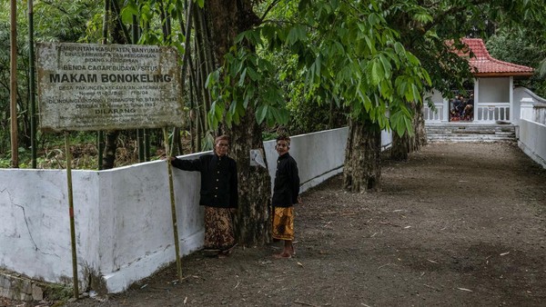 Penganut Islam Kejawen dari berbagai wilayah di Kabupaten Banyumas dan Cilacap, Jawa Tengah mengikuti ritual Unggahan di makam Bonokeling, Desa Pakuncen, Kecamatan Jatilawang, Banyumas.
