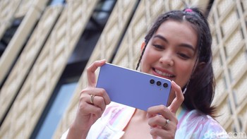 Dapur pacunya disokong chipset MediaTek Dimansity 1080 yang diklaim memberikan peningkatan performa dibandingkan A33 yang memakai Exynos 1280.Kalau dibandingkan, peningkatannya mencapai 16% lebih tinggi dari sebelumnya. Dengan peningkatan tersebut kita bisa menggunakan Galaxy A34 5G untuk bermain casual gaming dengan lancar. Foto: Adi Fida Rahman/detikINET