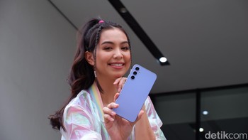 10. Samsung Galaxy A34. HP ini menawarkan keseimbangan kinerja dan keterjangkauan, menarik bagi banyak konsumen. Foto: Adi Fida Rahman/detikINET