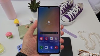 Keunggulan lain terletak pada layar yang kini ukurannya jauh lebih besar. Bentangannya kini 6,6 inch dengan resolusi Full HD+ dan memakai panel Super AMOLED. Samsung meningkatkan refresh rate menjadi 120Hz menjanjikan layar lebih mulus saat mengakses media sosial dan bermain game. Foto: Adi Fida Rahman/detikINET