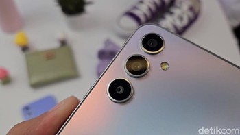 Komposisinya terdiri dari kamera utama 48 MP yang dilengkapi OIS, 8 MP ultra-wide dan 5 MP makro. Kamera selfie berukuran 13 MP. Foto: Adi Fida Rahman/detikINET