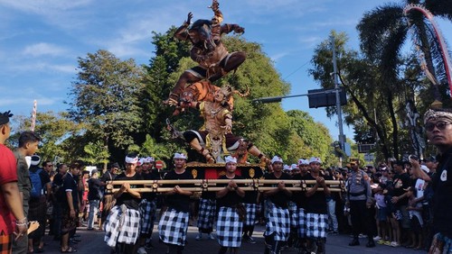 Sebanyak 12 ogoh-ogoh terbaik se-Kota Denpasar diarak untuk memeriahkan Kasanga Festival 2023 di kawasan Catur Muka, Denpasar, Bali, Sabtu (18/3/2023) sore.