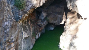 Boesmansgat, juga dikenal dalam bahasa Inggris sebagai Bushmans Hole, adalah gua air tawar yang terendam di provinsi Northern Cape Afrika Selatan, yang telah diselami hingga kedalaman 282,6 meter. Boesmansgat diyakini pertama kali dieksplorasi oleh penyelam amatir Mike Rathbourne, pada tahun 1977. Foto: Wikipedia