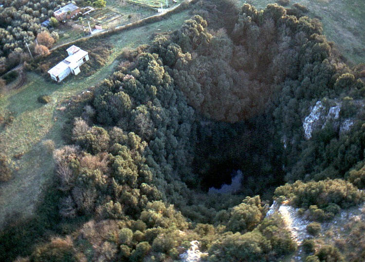 Sinkhole Terbesar di Dunia Sinkhole Terbesar di Dunia