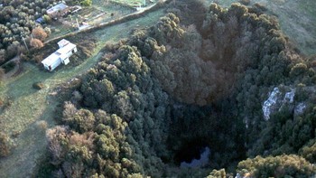 Untuk menjelajahi keajaiban Pozzo Del Merro, Anda harus menjelajah ke pedesaan di Lazio, timur laut Roma, Italia. Pozzo Del Merro adalah sinkhole sedalam 391 kaki dan terletak di dasar lubang berbentuk kerucut. Cekungan ini terbentuk setelah aktivitas vulkanik mengikis batuan karbonat. Belakangan, air mengisi depresi. Pozzo Del Merro adalah gua vertikal terendam terdalam kedua di dunia, mengikuti Abyss Hranice di Republik Ceko. Foto: Wikipedia