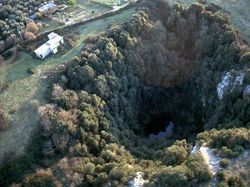 Deretan Sinkhole Terbesar di Dunia, Menakjubkan Tapi Seram