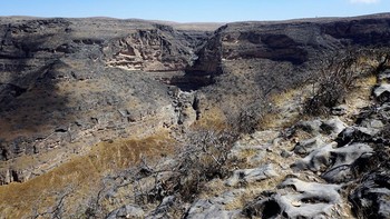 Sinkhole Teeq adalah salah satu cekungan terbesar berdasarkan volume sebesar 90 juta meter kubik. Terletak di Oman, wastafel Teeq memiliki kedalaman sekitar 210 meter. Itu juga dikenal sebagai gua Teeq. Dinding yang mengelilingi depresi curam, dengan wadi memasuki cekungan. Wadi terisi air selama musim hujan, membentuk air terjun yang spektakuler. Area ini terbuka untuk umum dan merupakan salah satu tempat yang wajib dikunjungi jika Anda ingin mendokumentasikan sinkhole. Foto: Wikipedia