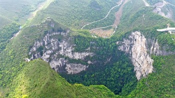 China adalah rumah bagi beberapa sinkhole besar, seperti Dashiwei Tiankeng ini memiliki lebar 599 meter dan kedalaman 612meter. Tiga bukit berbentuk kerucut mengelilingi lubang ini, memberikan tampilan yang luar biasa. Pada dasarnya terdapat hutan kuasi-primitif subtropis, rumah bagi spesies tumbuhan dan hewan langka, seperti bajing terbang . Anda dapat mengikuti tur berpemandu ke sinkhole ini untuk mengamati hutan, sungai yang meliuk-liuk, dan sistem gua. Waktu terbaik untuk mengunjungi Dashiwei Tiankeng adalah saat tidak terlalu berawan untuk mendapatkan tampilan yang sempurna. Foto: News.cn