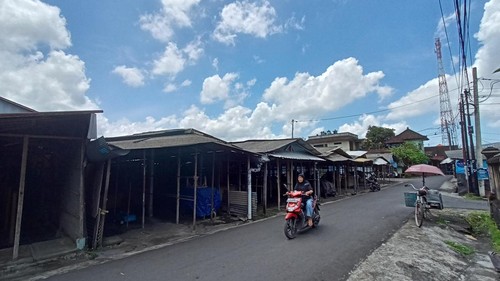 Larangan impor baju bekas membuat Pasar Obral Bekas (OB) atau Pasar Kodok di Tabanan tutup. Mereka berhenti berdagang sudah tiga hari.