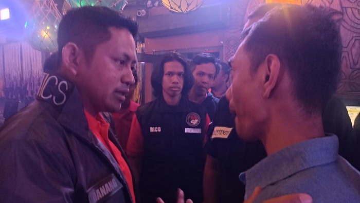 Direktorat Reserse Narkoba Polda Metro Jaya (PMJ) membubarkan sejumlah tempat hiburan malam jelang Ramadan yang berlokasi di Jakarta Selatan (Jaksel). Dalam operasi tersebut, ada tempat hiburan malam yang nekat membuka kembali usai dibubarkan polisi.