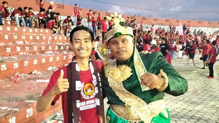 Suporter kenakan pakaian pengantin saksikan laga PSM Makassar Vs Bhayangkara FC di pekan ke-31 Liga 1 2022/2023.