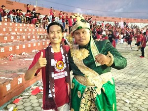 Heboh Suporter Pakai Baju Pengantin saat PSM Vs Bhayangkara, Begini Ceritanya
