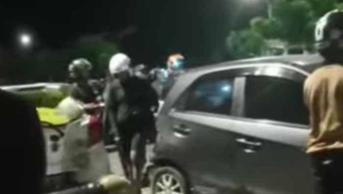 Tabrakan beruntun 4 mobil dan 1 motor di Makassar.