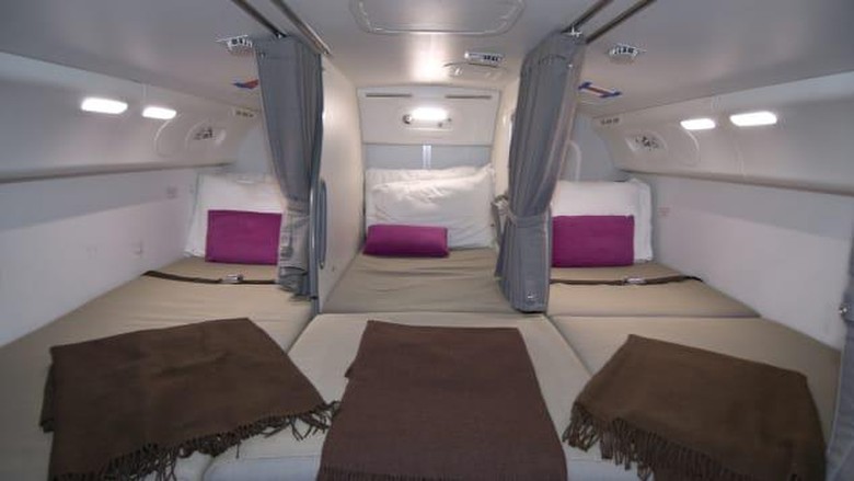Tempat tidur pramugari di pesawat 787 Dreamliner