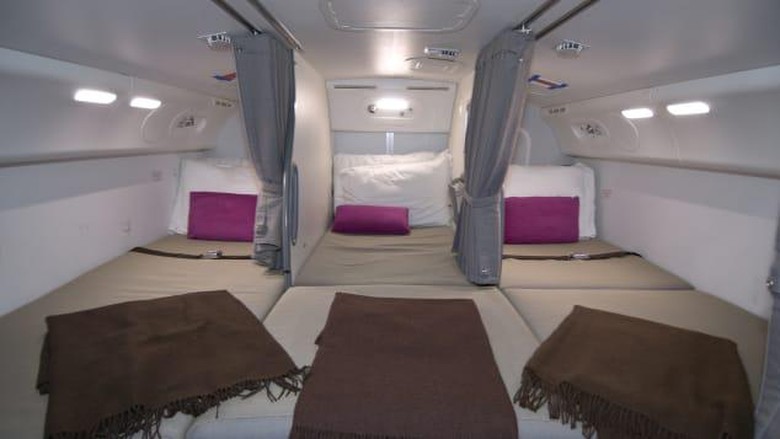 Tempat tidur pramugari di pesawat 787 Dreamliner Tempat tidur pramugari di pesawat 787 Dreamliner