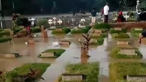 TPU Jatisari Bekasi Kebanjiran, Kuburan-kuburan Terendam Air