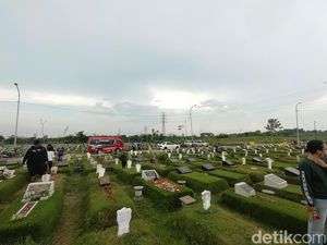 Makam Keputih Surabaya Mulai Ramai Didatangi Peziarah Jelang Ramadan